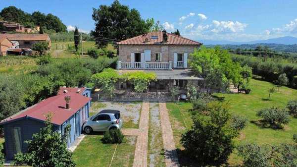 casa indipendente in vendita a Lucignano