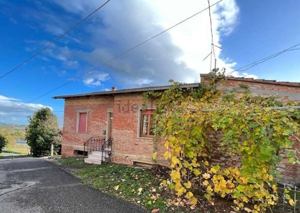 casa indipendente in vendita a Lucignano