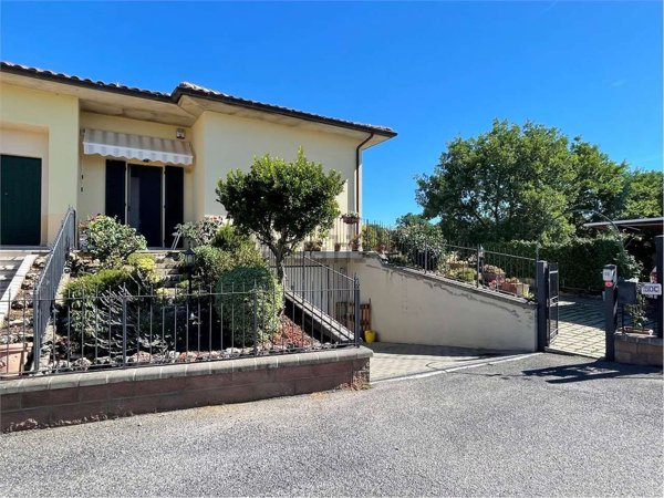 casa indipendente in vendita a Lucignano
