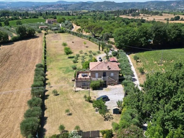 casa indipendente in vendita a Lucignano