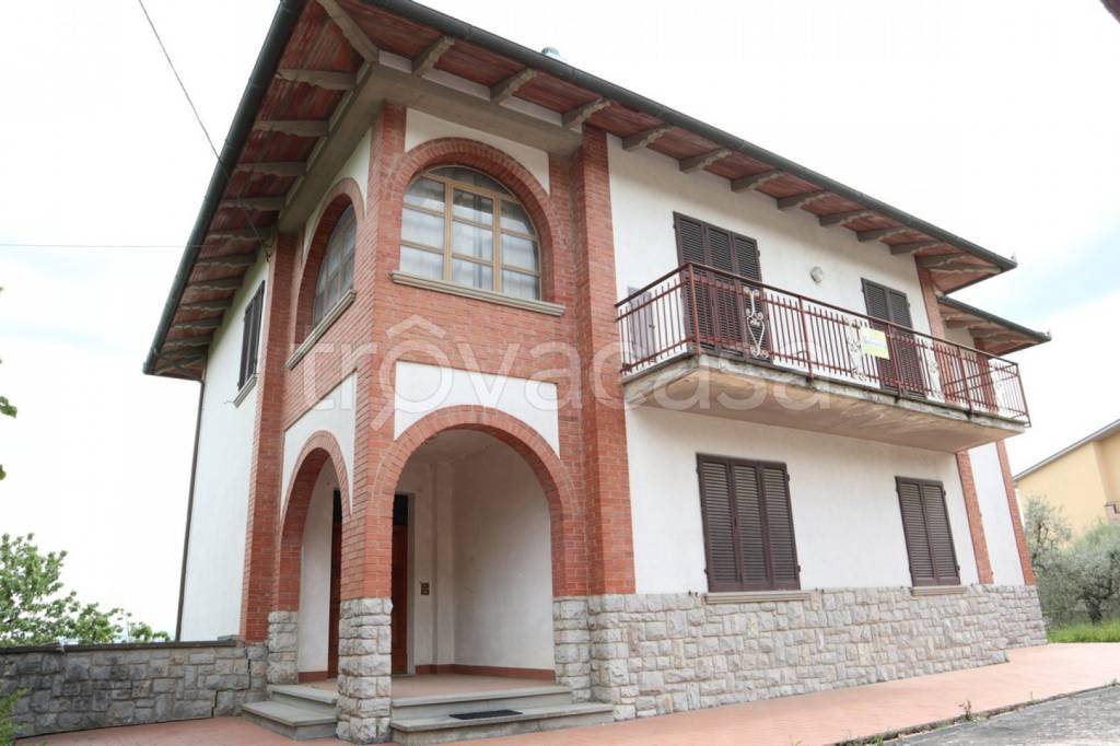 casa indipendente in vendita a Lucignano