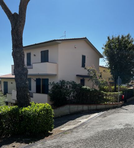 casa indipendente in vendita a Lucignano