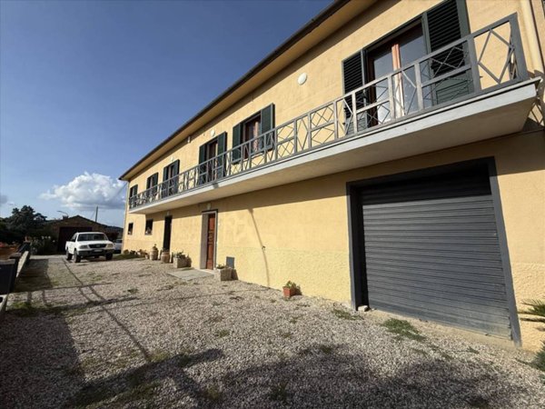 casa indipendente in vendita a Lucignano