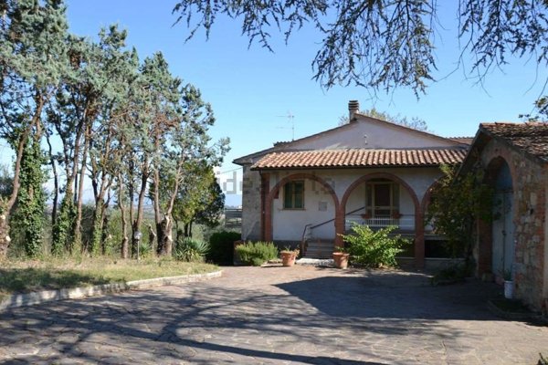 casa indipendente in vendita a Lucignano