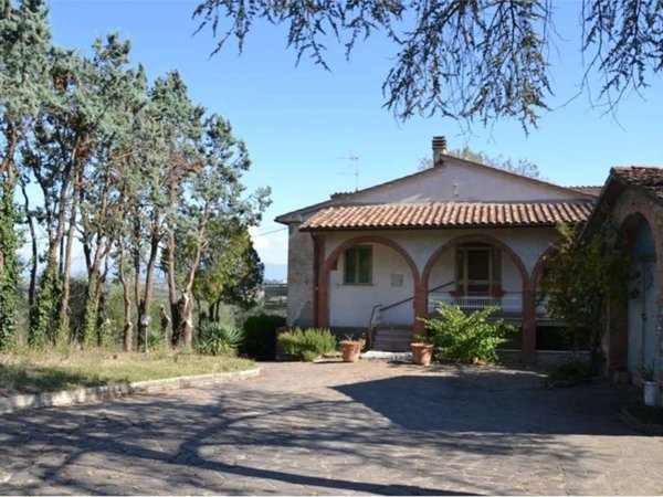 casa indipendente in vendita a Lucignano