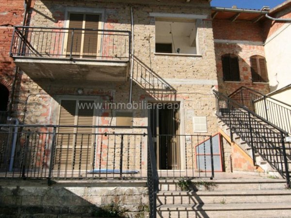 casa indipendente in vendita a Lucignano