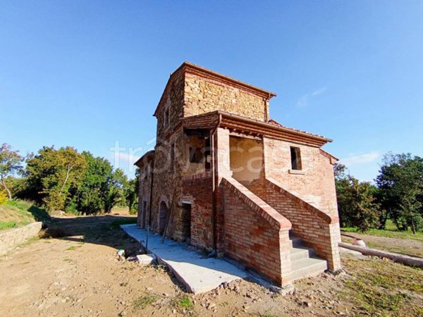 casa indipendente in vendita a Lucignano