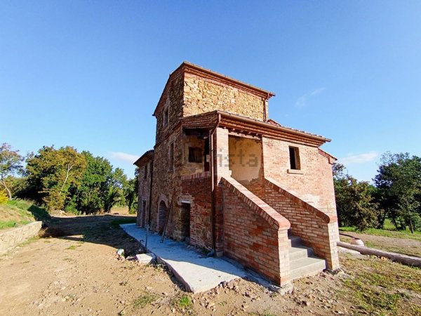 casale in vendita a Lucignano