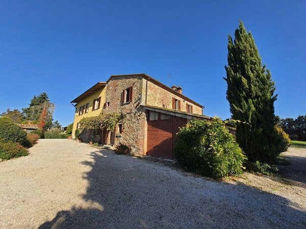casa indipendente in vendita a Lucignano