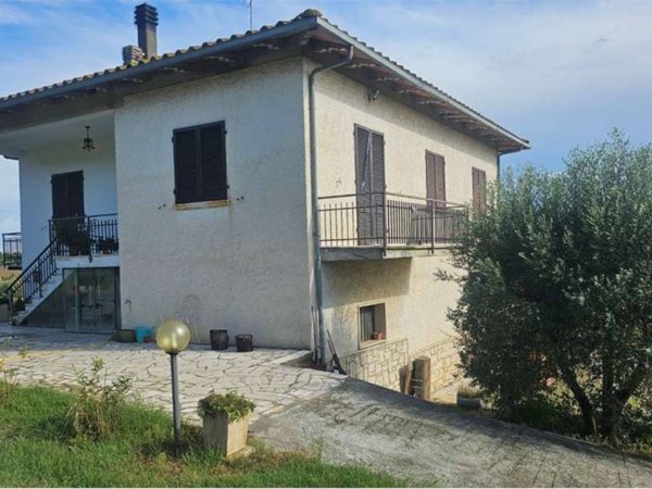 casa indipendente in vendita a Lucignano