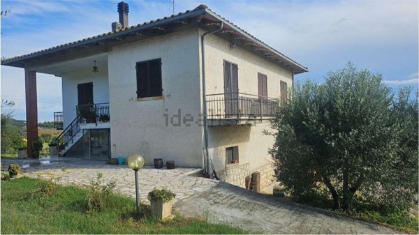 casa indipendente in vendita a Lucignano