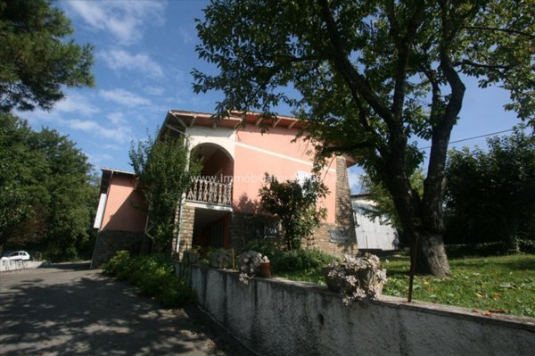 casa indipendente in vendita a Lucignano