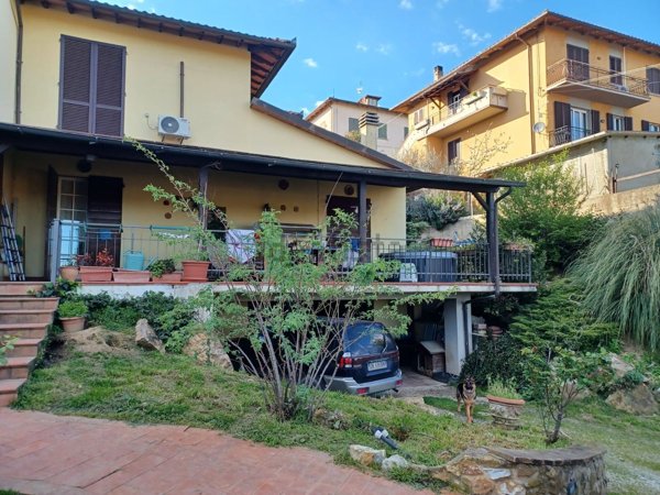 esavano in vendita a Lucignano