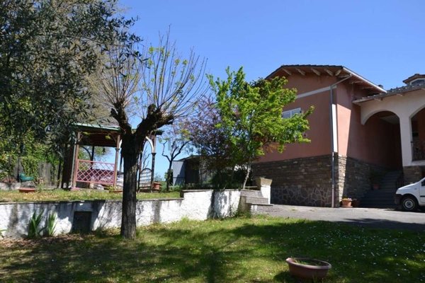 casa indipendente in vendita a Lucignano