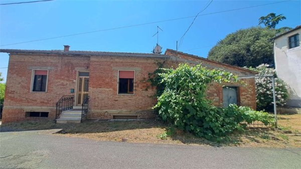 casa indipendente in vendita a Lucignano