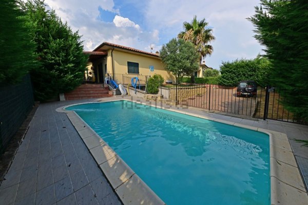 casa indipendente in vendita a Lucignano