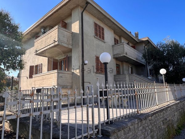 casa indipendente in vendita a Lucignano