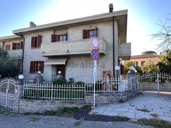 casa indipendente in vendita a Lucignano