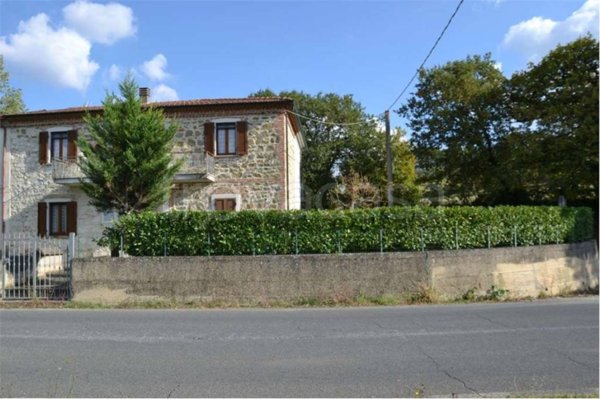 casa indipendente in vendita a Lucignano