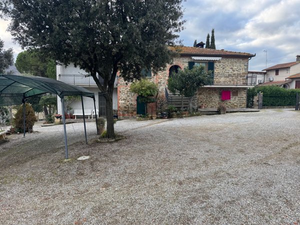 casa indipendente in vendita a Lucignano