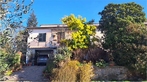 casa indipendente in vendita a Lucignano