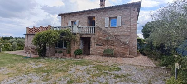 casa indipendente in vendita a Lucignano