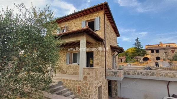 casa indipendente in vendita a Lucignano