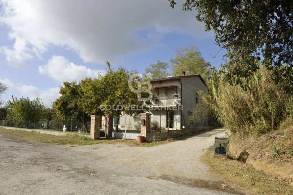 casa indipendente in vendita a Lucignano