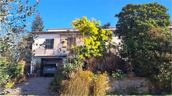 casa indipendente in vendita a Lucignano