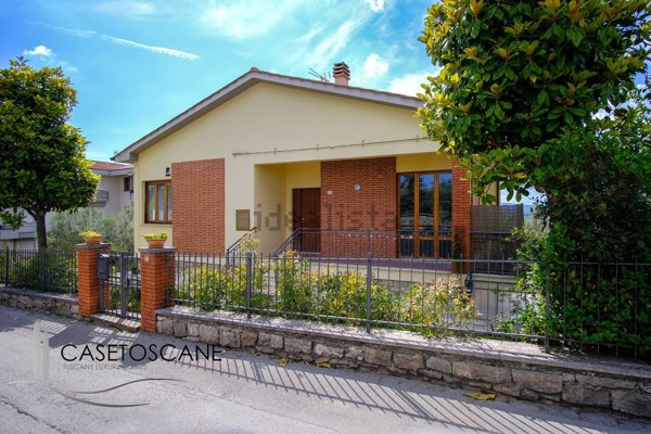 casa indipendente in vendita a Lucignano
