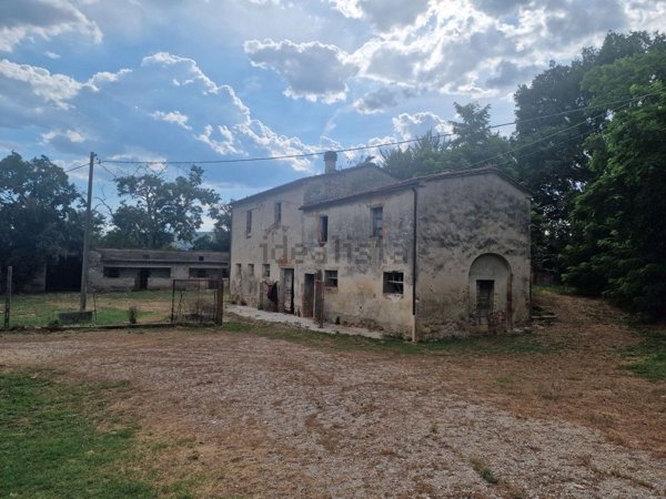 casale in vendita a Lucignano