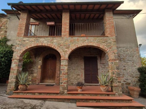 casa indipendente in vendita a Lucignano