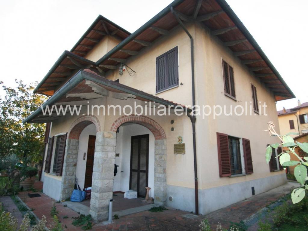 casa indipendente in vendita a Lucignano