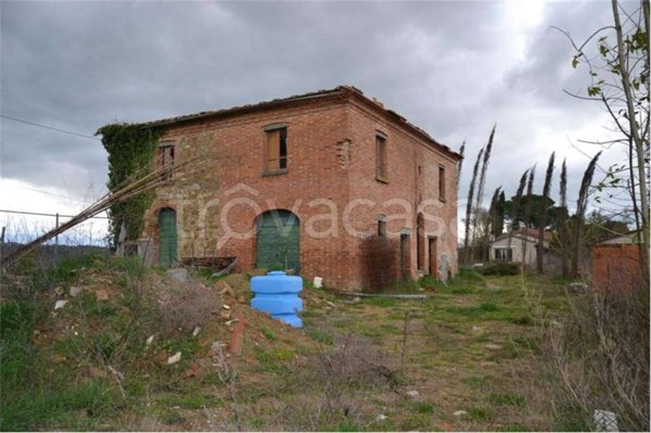 casa indipendente in vendita a Lucignano