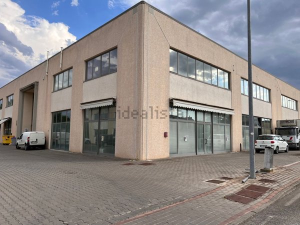 locale commerciale in vendita a Monte San Savino