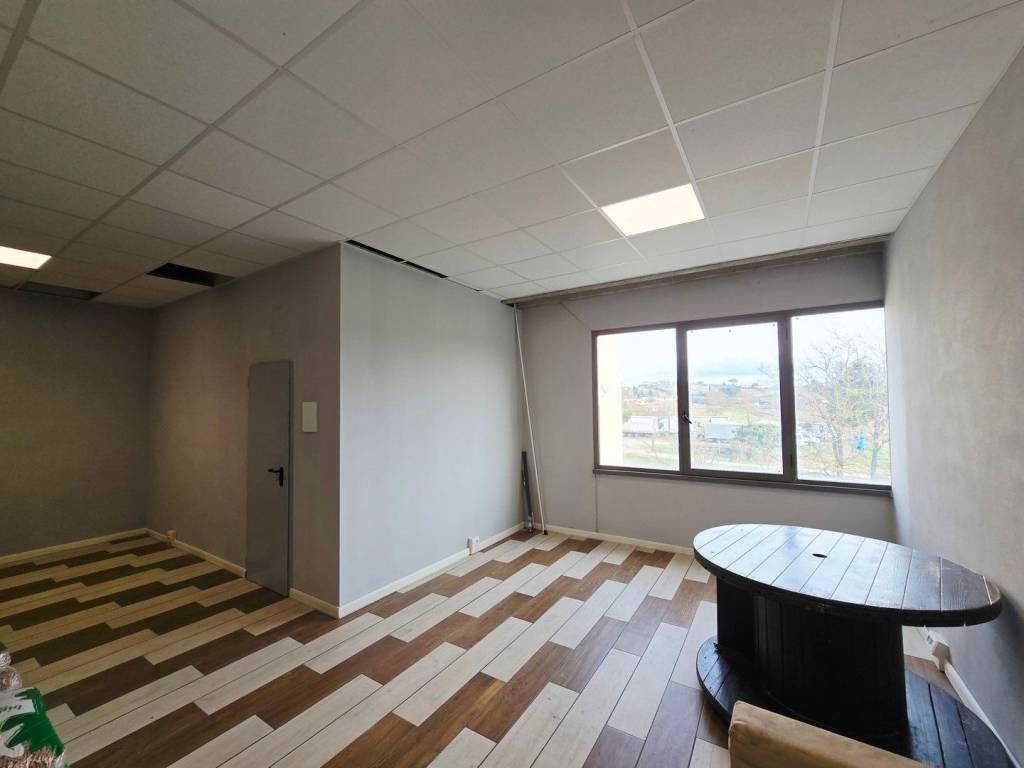 locale commerciale in vendita a Monte San Savino