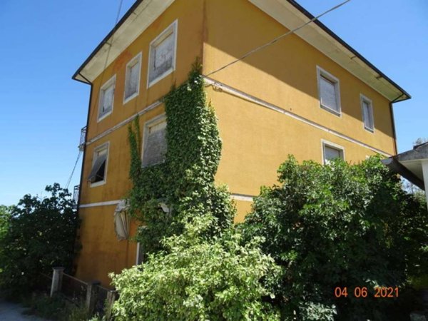 negozio in vendita a Monte San Savino in zona Verniana