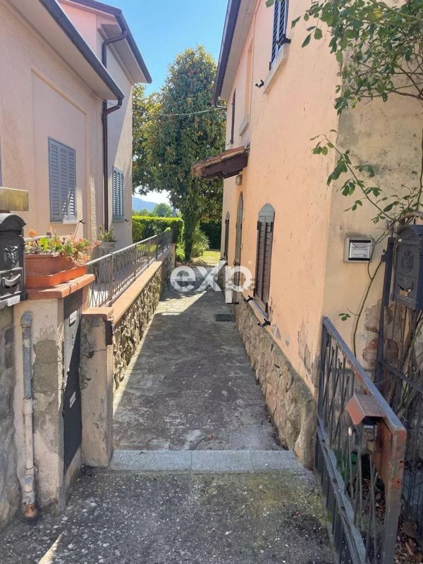 casa indipendente in vendita a Monte San Savino in zona Montagnano