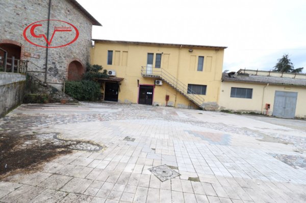 negozio in vendita a Montevarchi in zona Levane