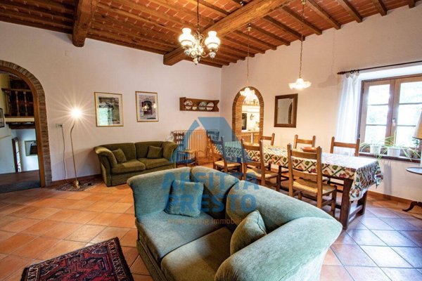 casa indipendente in vendita a Montevarchi