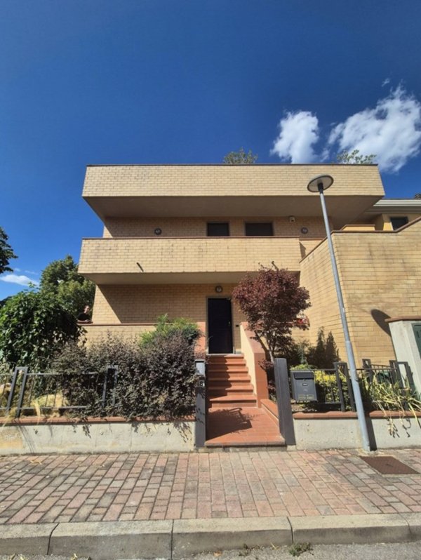 casa indipendente in vendita a Montevarchi