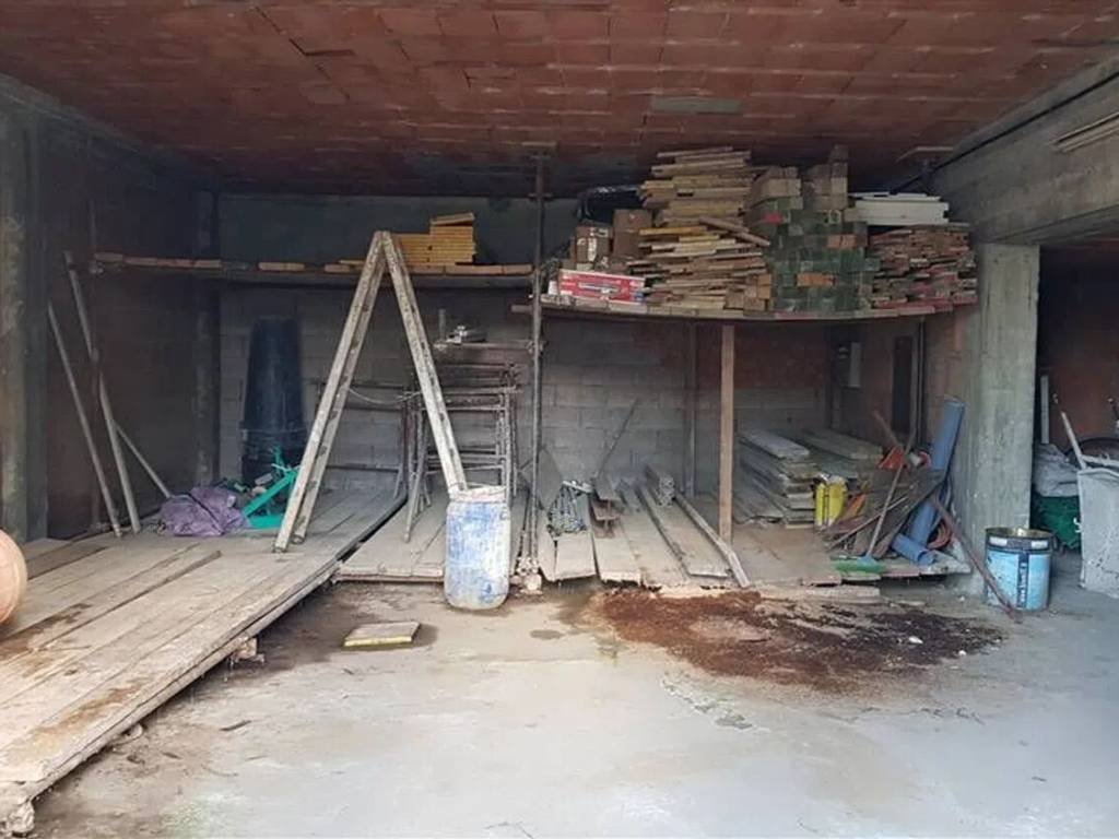 locale commerciale in vendita a Montevarchi in zona Levanella