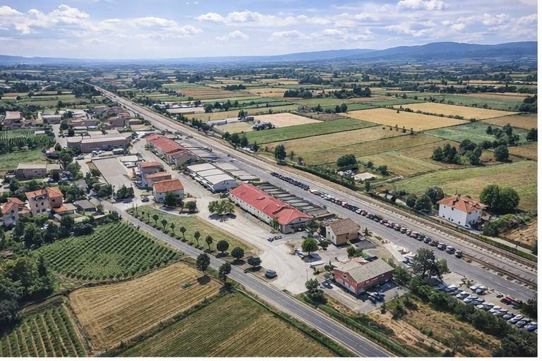 locale commerciale in vendita a Montevarchi