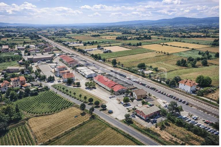 locale commerciale in vendita a Montevarchi