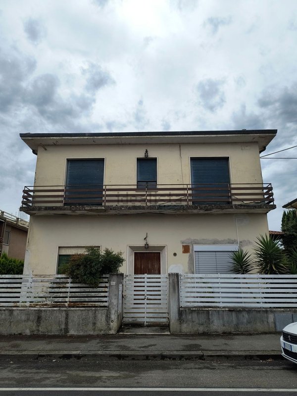 casa indipendente in vendita a Montevarchi