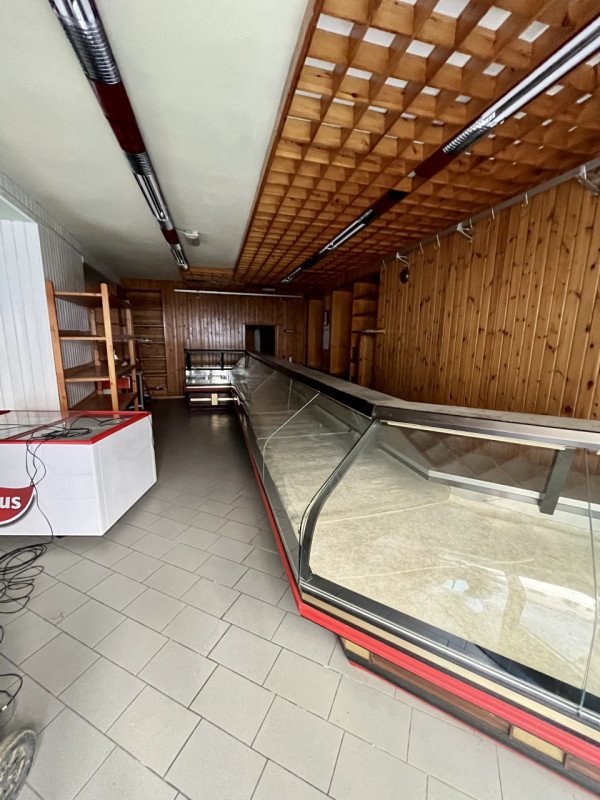 locale commerciale in vendita a Montevarchi