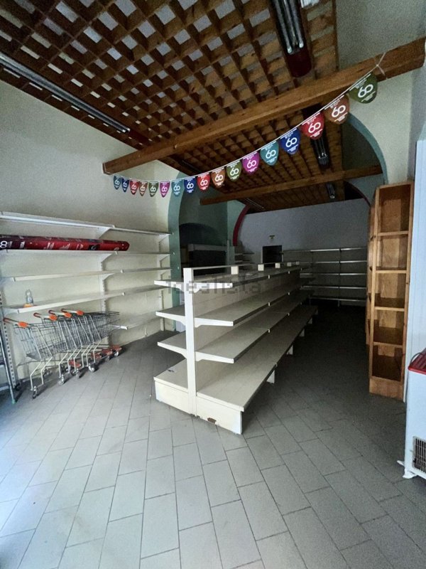 locale commerciale in vendita a Montevarchi