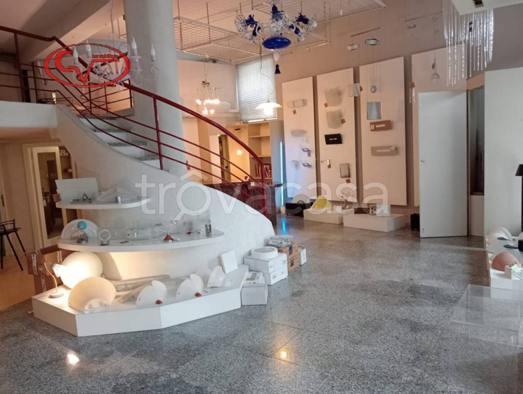 negozio in vendita a Montevarchi in zona Pateresso