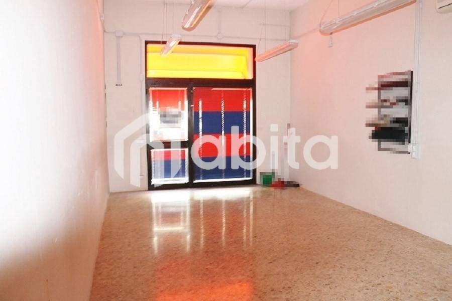 negozio in vendita a Montevarchi in zona Levanella