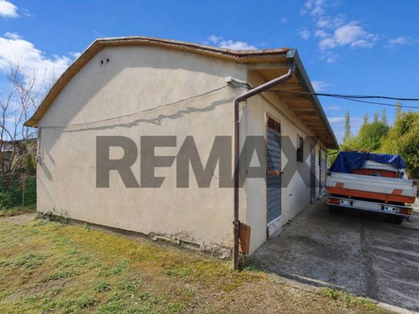 locale di sgombero in vendita a Montevarchi in zona Levanella